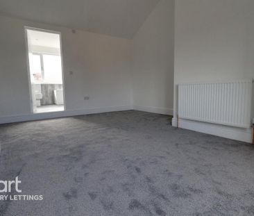 3 bedroom end of terrace house to rent - Photo 2