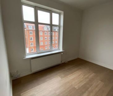 Centralt beliggende lejlighed med lys og charme - Photo 1