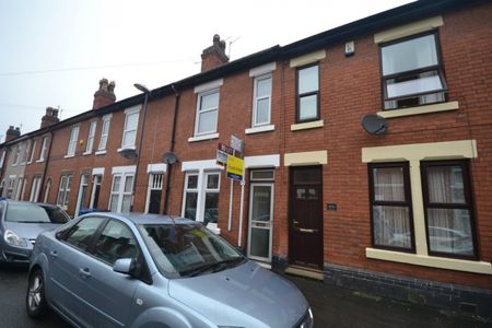 4 bed Mid Terraced House for Rent - Photo 2