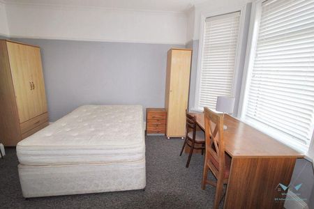 4 bedroom detached house to rent - Photo 4