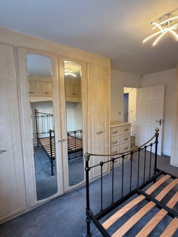 2 bed Apartment - To Let - Photo 4