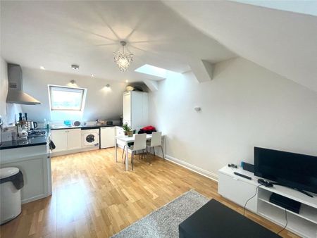 A light and bright top floor well presented apartment. Situated in a quiet location one mile from Headington High Street with local amenities. - Photo 5