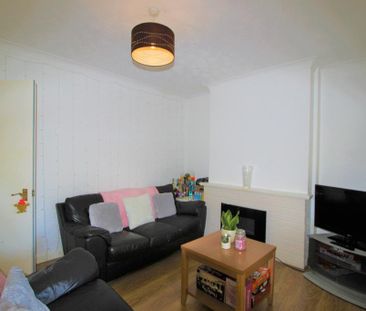 4 bedroom semi-detached house to rent - Photo 2