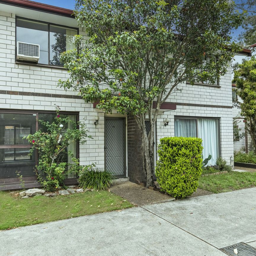 Lovely Updated Townhouse! - Photo 1