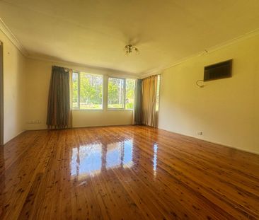 GENEROUS SINGLE LEVEL FAMILY HOME IN THE CENTRE OF MARSFIELD - Photo 1