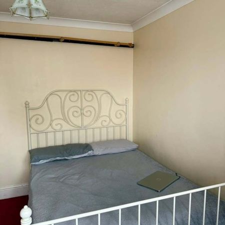 Room in a Shared House, Heathhurst Road, CR2 - Photo 3