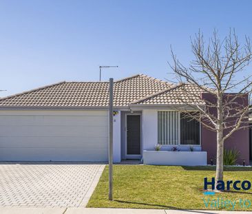 Low-maintenance living with modern comfort and great entertaining - Photo 2