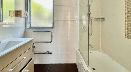 Spacious & Sunny 3 bedroom house Ready to move in! - Photo 3