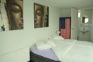 In Amsterdam on the waterfront a part of a fully furnished modern under architecture built studio in a watervilla to let. - Foto 3