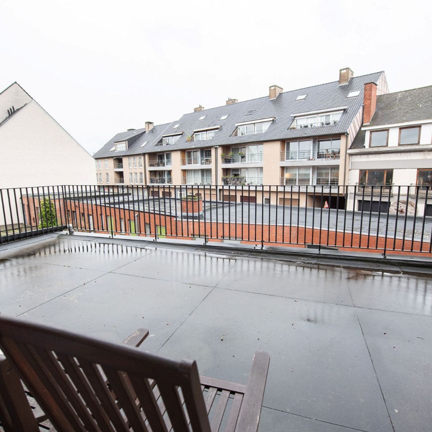 Instapklaar lichtrijk appartement met 2 slaapkamer, garagebox en zéér ruim terras! - Photo 1