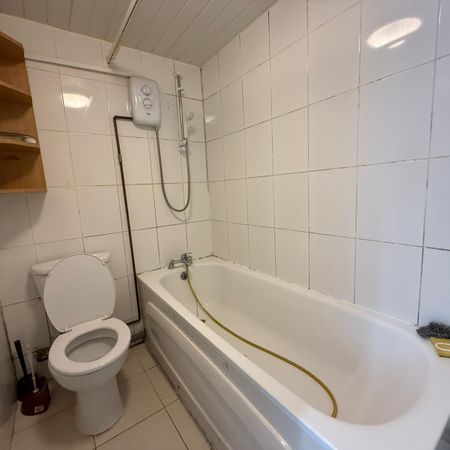 One bedroom Ground floor flat close to ilford station- £1400 - Photo 3