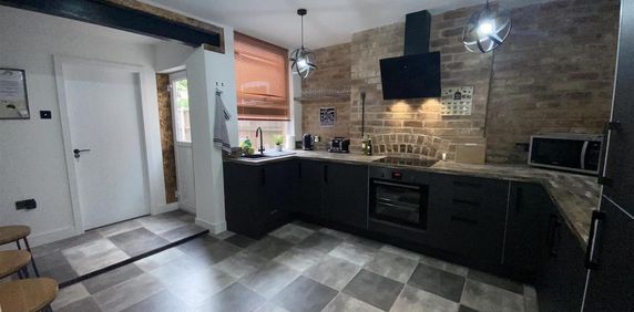 1 bedroom in a house share to rent - Photo 2