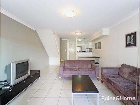 2 Bedroom - 2 Level Apartment In The Heart Of Spring Hill - Photo 4