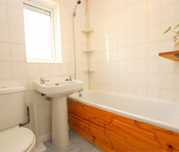 2 bed terraced house to rent in Brambles Farm Drive, Hillingdon, UB10 - Photo 5