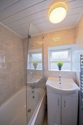 28 Hereford Street – Room 4 - Photo 5