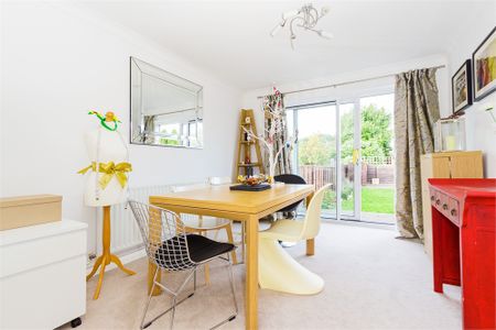 3 bed end of terrace house to rent in Holmlea Walk, Datchet, SL3 - Photo 5