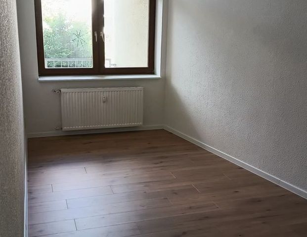 Neu sanierte 3 Raum Wohnung mit Balkon Zwickau PÃ¶lbitz ab sofort zu vermieten - Photo 1