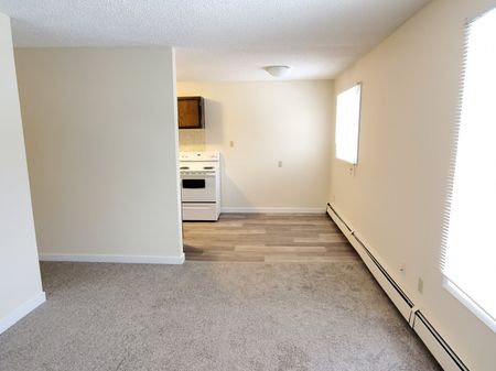 Bright, 3rd Floor 2 Bed Apartment in Quiet, Mature Neighbourhood - Photo 3