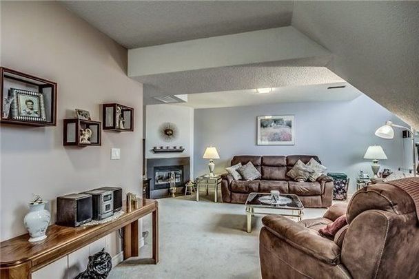 For Lease - 47 Hartnell Square, Brampton, Ontario - Photo 1