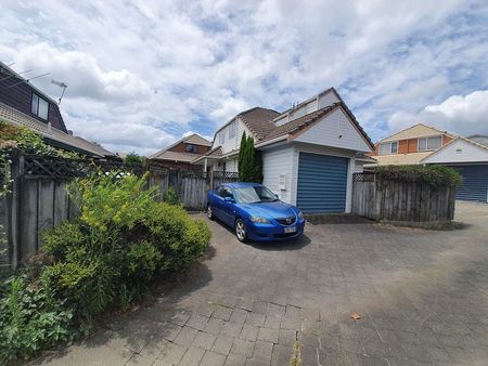 3 Bedroom House in Central Auckland Suburb! - Photo 2