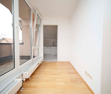 Freundliche 3-Zimmer-Dachgeschosswohnung mit Einbauküche und Balkon - Foto 6