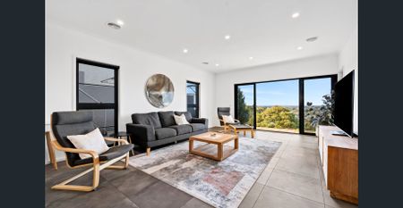 Beautifully updated family home with stunning views in the Queens Park precinct. - Photo 3