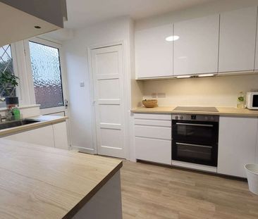 Somerset Avenue Room 3 - Photo 1