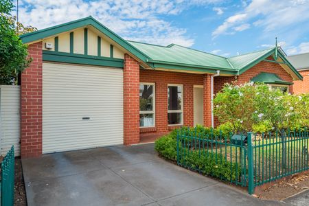 Neat Three Bedroom Courtyard - Photo 4