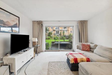 3 bedroom flat in Morgans Walk - Photo 3