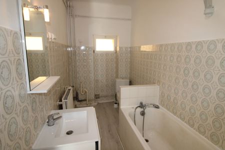 HYERES - HYPER-CENTRE - T3 traversant de 69.28 m² - Photo 4