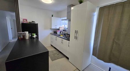 Spacious 3-Bedroom Home in Prime Papatoetoe Location - Photo 4