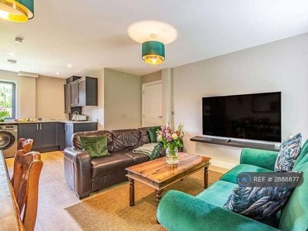 3 bedroom semi-detached house to rent - Photo 2
