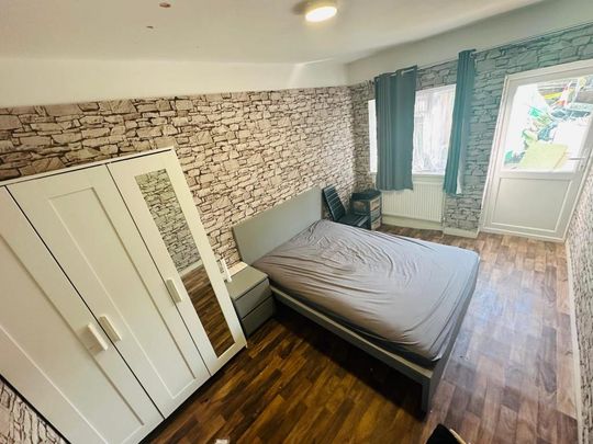 1 bedroom in a house share to rent - Photo 1