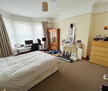 6 bedroom detached house to rent - Photo 3