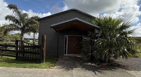 Where Town Meets Country - Photo 2