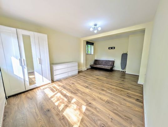 Room in a Shared Flat, West House Close, SW19 - Photo 1