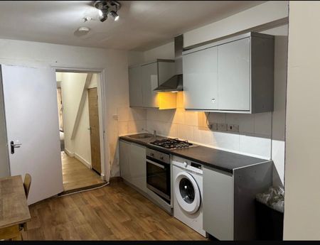 2 Bed Flat, London, SW19 - Photo 2