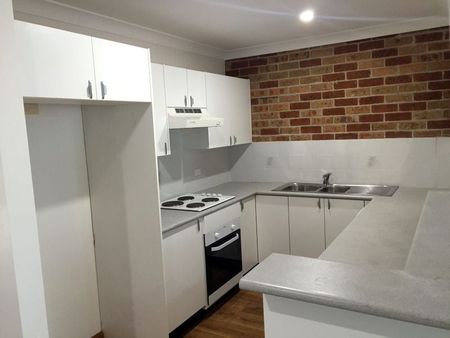 Well presented, air-conditioned townhouse in a quiet and private location. - Photo 2