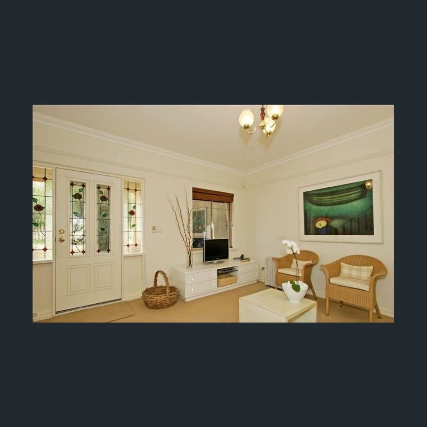 Beautifully Presented Townhouse in Prime Location – Must See! - Photo 1