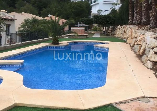 A house with a garden and a swimming pool for a long time to rent in Altea Hills
