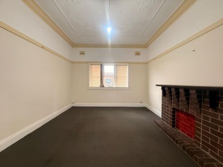 Beautiful 3-Bedroom Home in Prime Ashfield Location - Photo 3