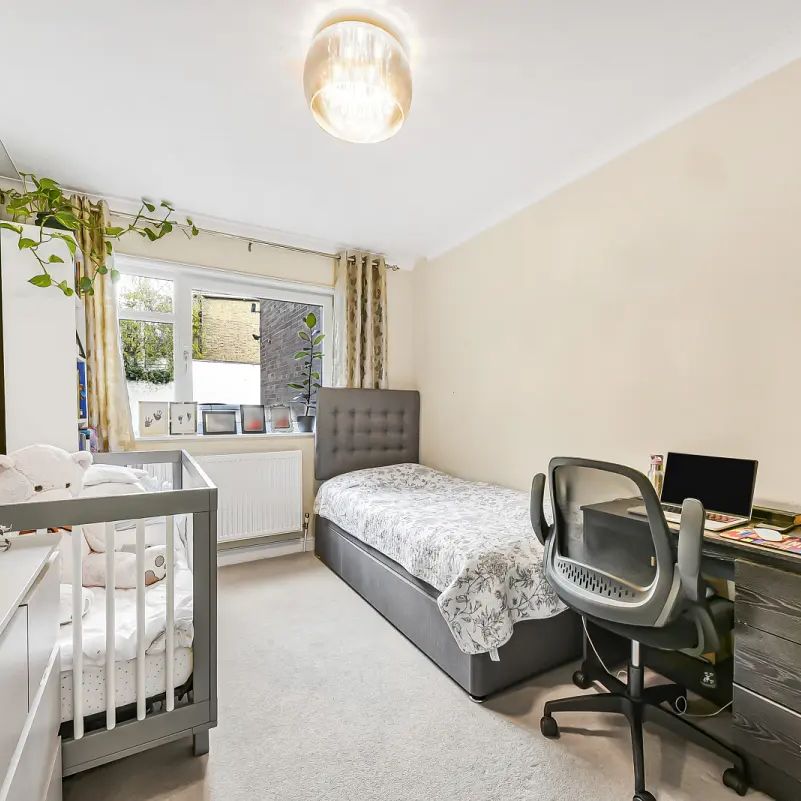 2 bedroom flat in 2 Acol Road - Photo 1