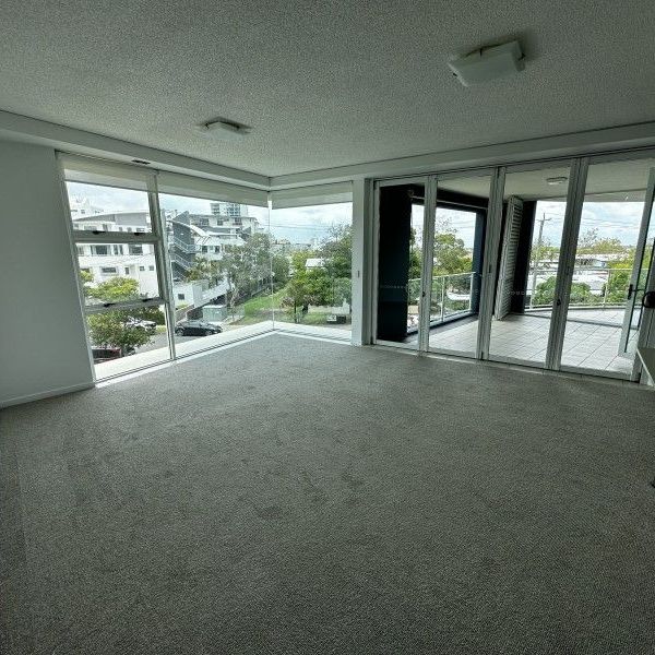 Executive 3-bedroom, 2-bathroom unit in the heart of Mooloolaba - Photo 1