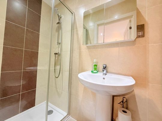 Thompson Way, Farnborough - 3 bedrooms Property for lettings - Seymours - Photo 1