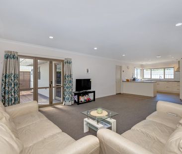 Beautiful and Central Four-Bedroom House available! - Photo 1