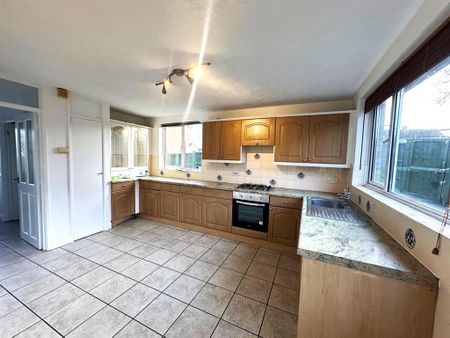 4 bedroom end of terrace house to rent - Photo 5