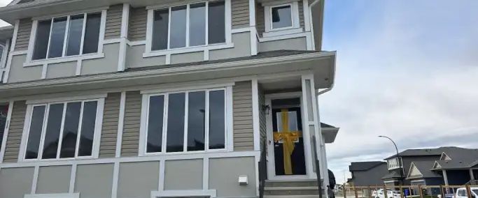 Modern House with an overlooking view | Calgary - Photo 1