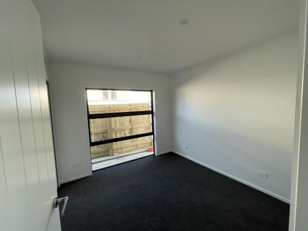 Modern and sunny three-bedroom home - Photo 3