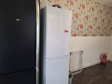 1 bedroom in a house share to rent - Photo 4