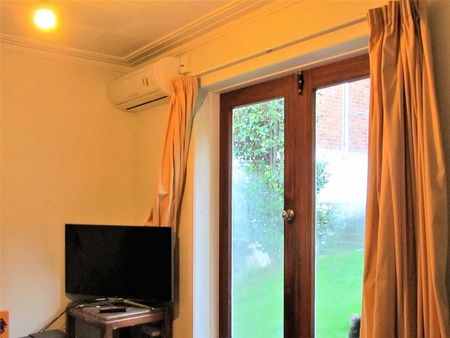 3 BEDROOM HOUSE near CAMPUS FOR 2025 - Photo 3